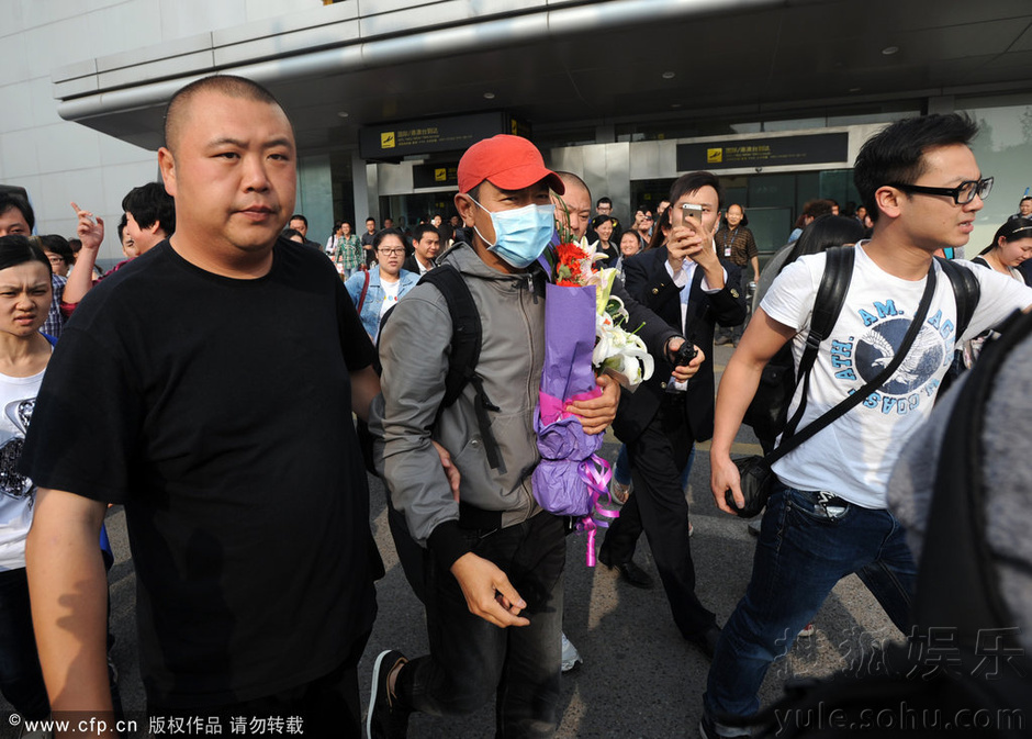 刘德华为拍电影现身重庆机场 戴口罩被粉丝围