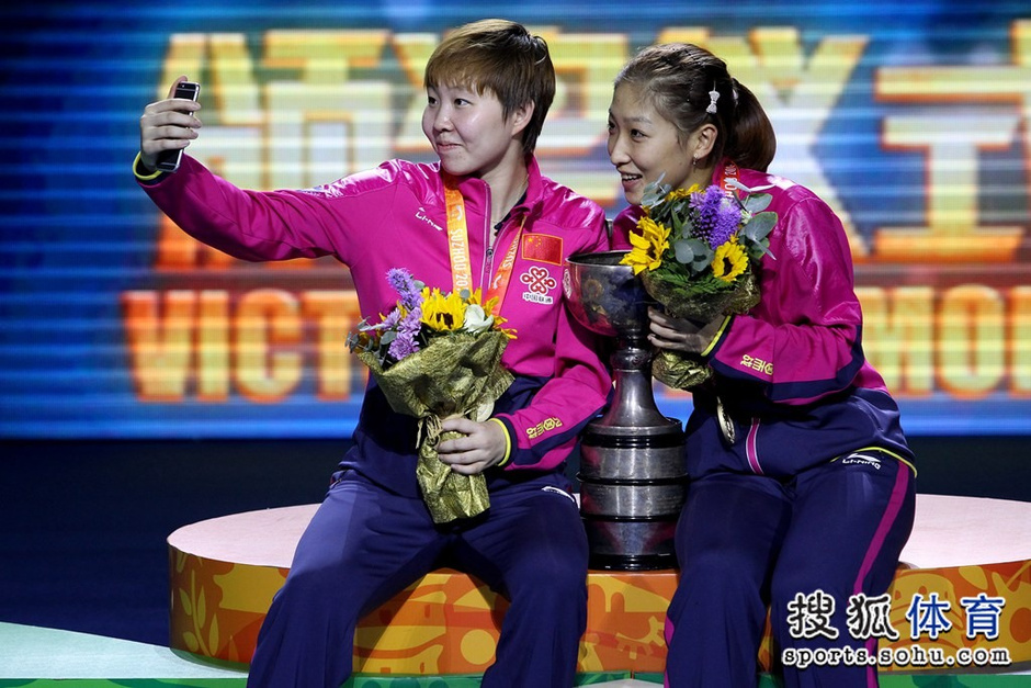高清:刘诗雯朱雨玲女双捧杯 领奖台上自拍留影