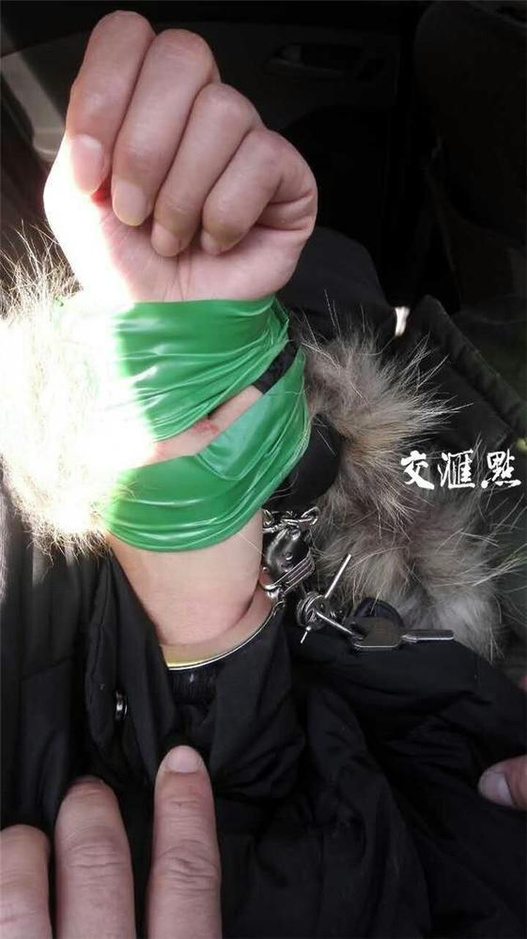 女子被胶带绑手封嘴探身求救 城管截车