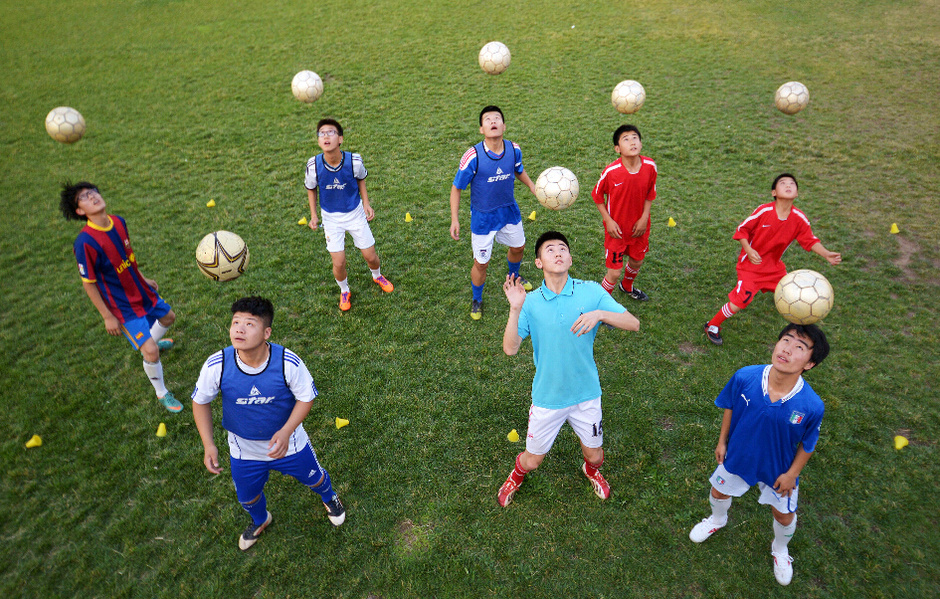 高清:追梦足球少年为梦想努力 破球鞋难阻激情