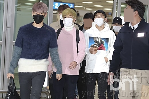 EXO日本演唱会后返韩 全员面戴口罩显疲倦81