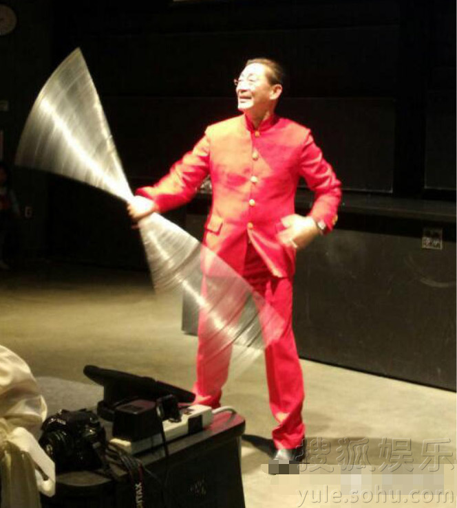 六小龄童受邀哈佛做演讲 现场舞起金箍棒