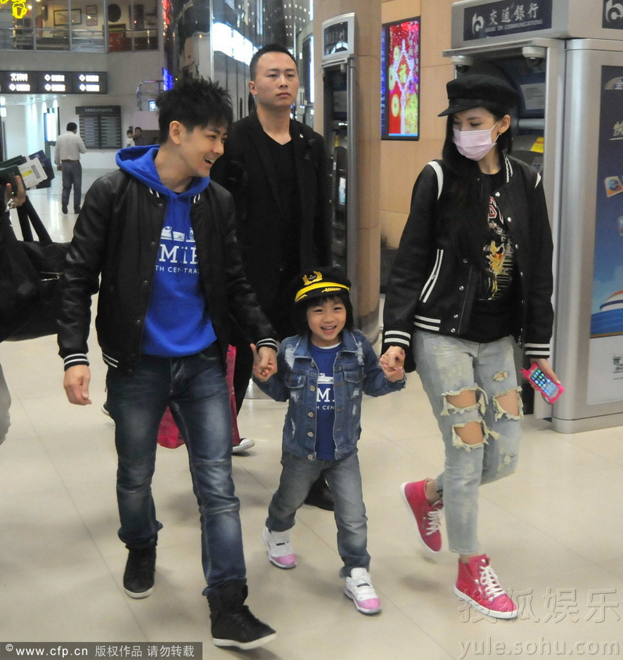 林志颖一家甜蜜返台 KIMI亲切和海关人员6437636-娱乐频道图片库-大视野-搜狐