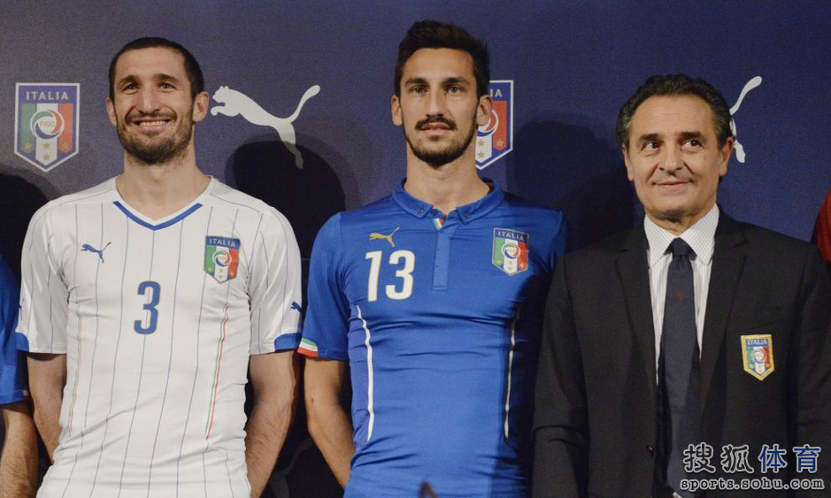 高清:意大利发布世界杯战袍 男模之队名不虚传