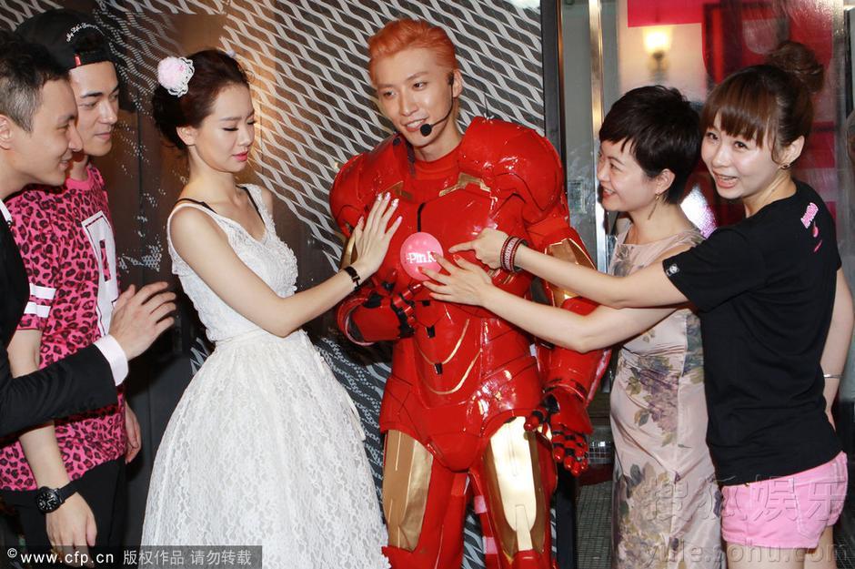 乔任梁美甲店开业扮钢铁侠与戚薇玩公主抱52