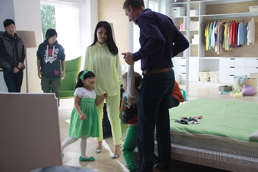 王诗龄拍广告萌翻全场 将与李湘共赴巴黎看秀