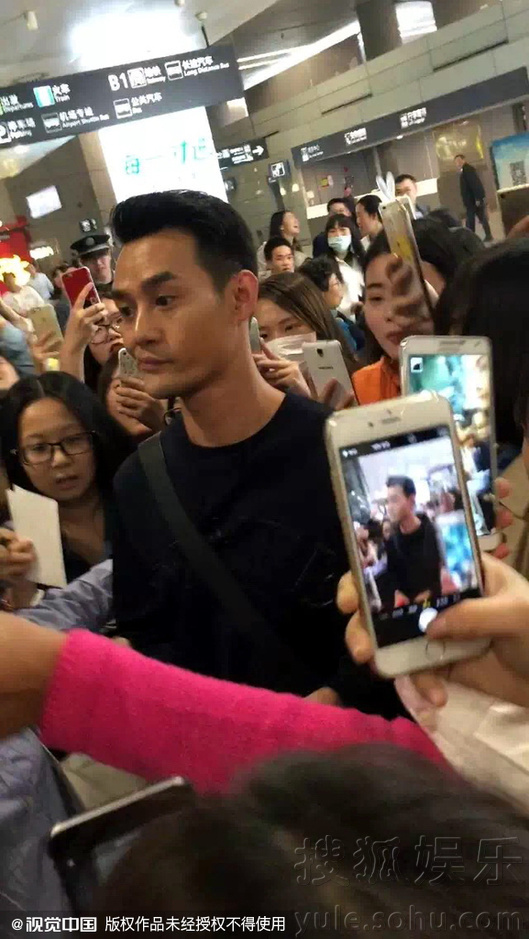 井柏然王凯同现身机场 众粉丝接机人气不分输