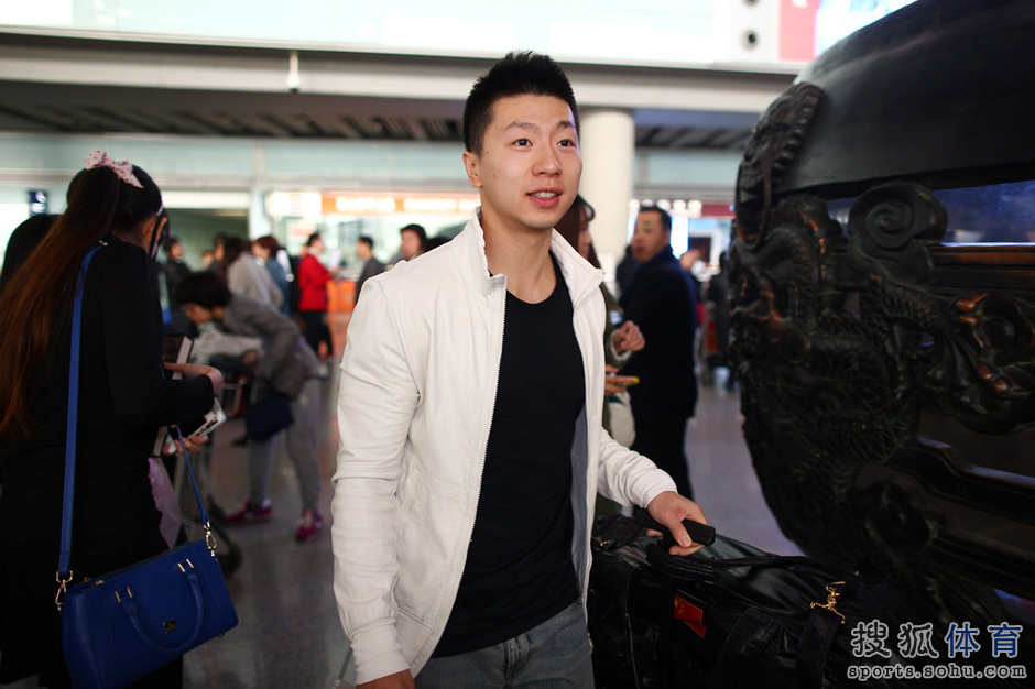 独家图:张继科随队返京 机场遭女粉丝围堵献花