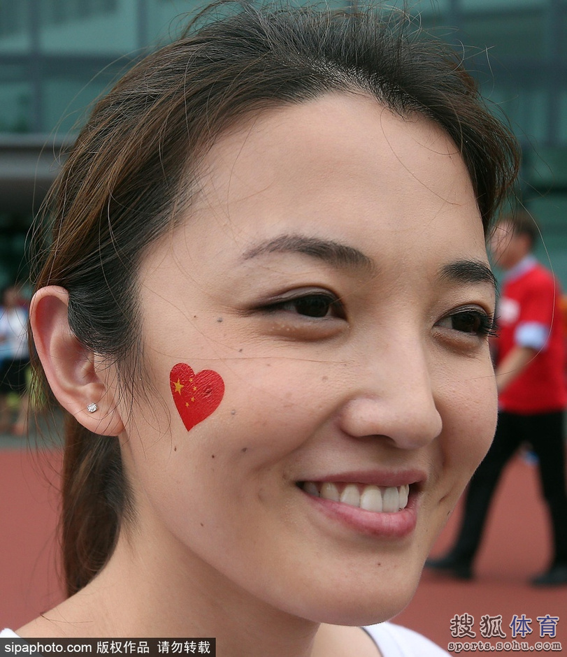 <em>亚洲</em>杯14日<em>美女</em>汇总:清纯妹惊为天人 胸<em>插</em>国旗