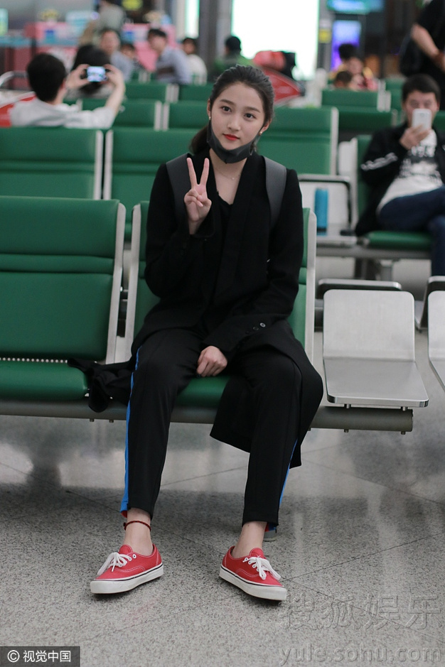 关晓彤比V嘟嘴卖萌俏皮可爱 还边走路边喝奶(图)