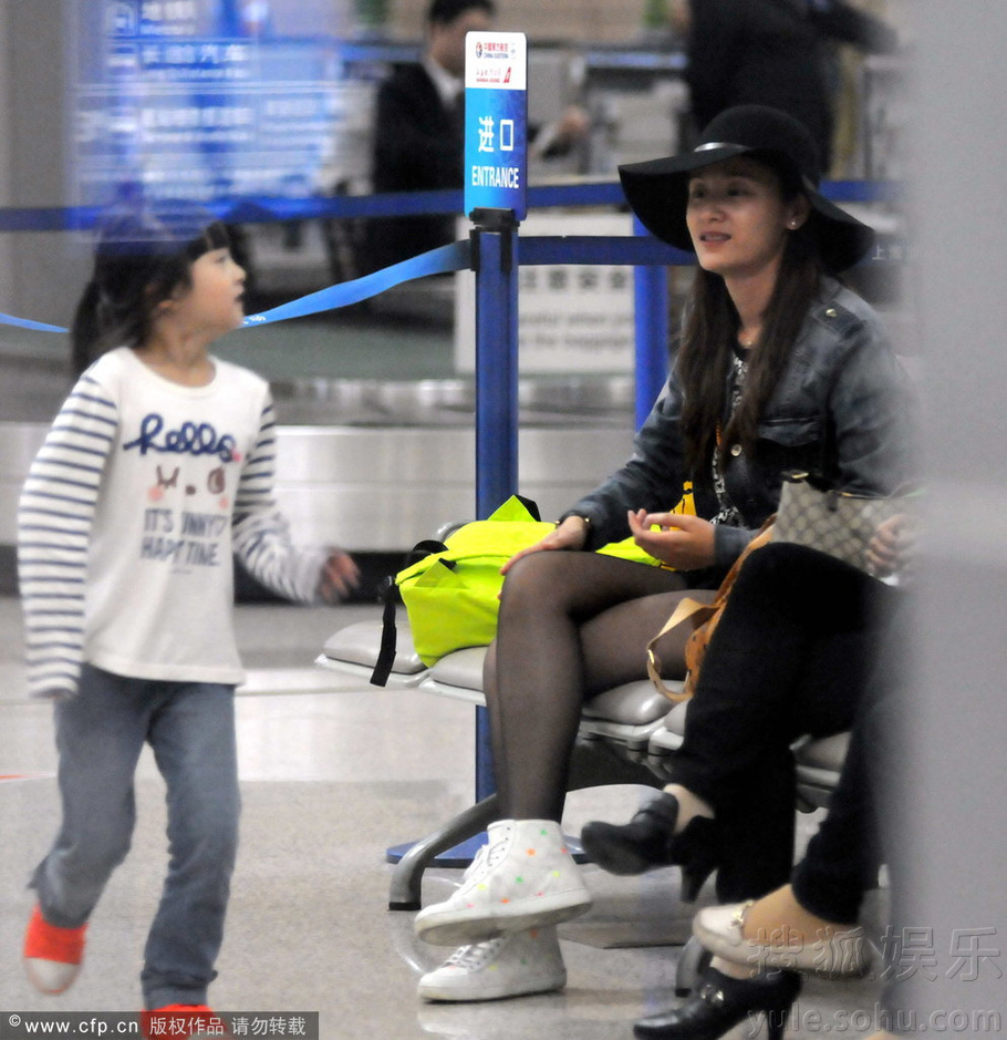 叶一茜机场帮女儿梳头 森碟对弟弟照顾有加66