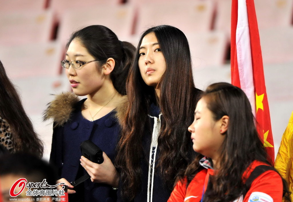 高清:大学生举国旗助威人和 <em>韩女球迷</em>搔首弄姿