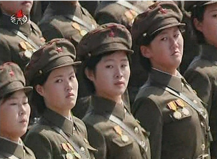 金正恩视察女兵<em>激动</em>簇拥朝鲜女兵真实生活60