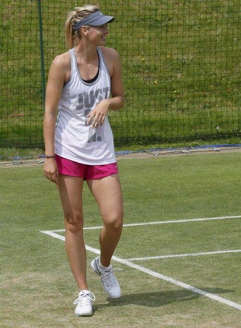 高清:莎拉波娃训练闲暇颠足球 身姿轻盈技术高