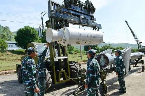 越南防空导弹曝光 弹体硕大塞满仓库