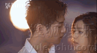 接吻动态图 动漫资讯  2016年10月19女同互相添动态图-女同性恋热吻互