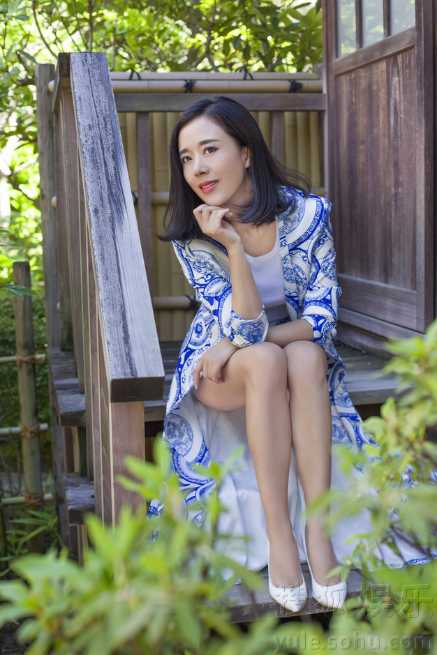 颜丹晨曝圣诞清新写真 大长腿性感撩人