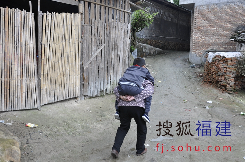 屏南12岁男孩不能走路 67岁奶奶天天背孙子上