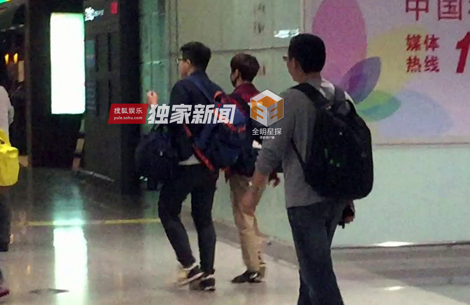 独家:嘴强王者错过 何炅撒贝宁现身机场-中国