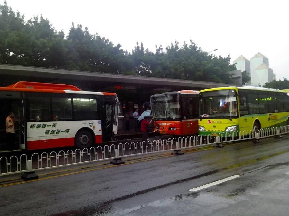 广州BRT两车雨中相撞 伤者送医5186840-