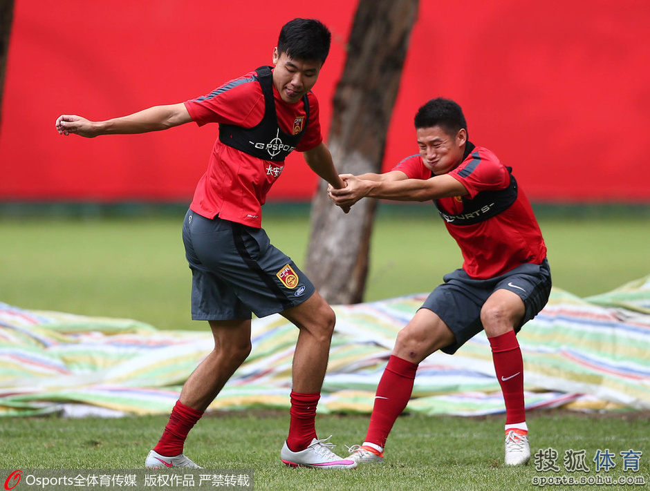 高清:国足众将身体素质训练 武磊吴曦全情投入