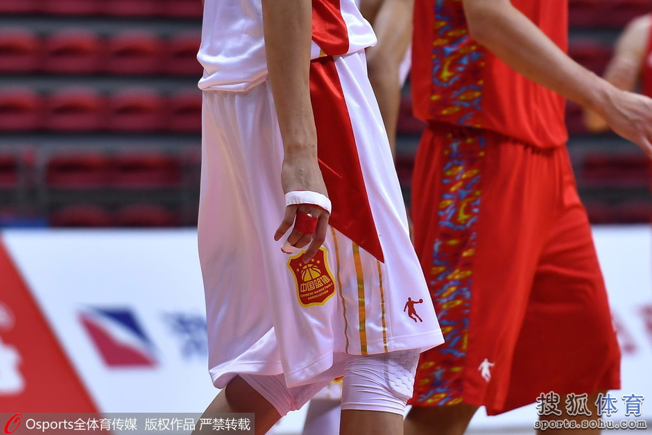 高清图:全运篮球辽宁战新疆 周琦手指受伤流血