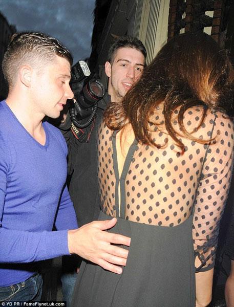 幻灯:英超女神不戴<em>胸罩</em>真空上阵 <em>屌丝</em>手插裙内