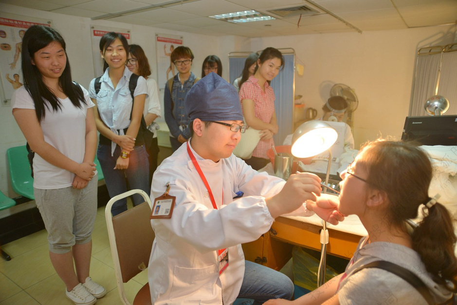 实拍上海夏季征兵现场 <em>男大学生穿内裤体检</em>67