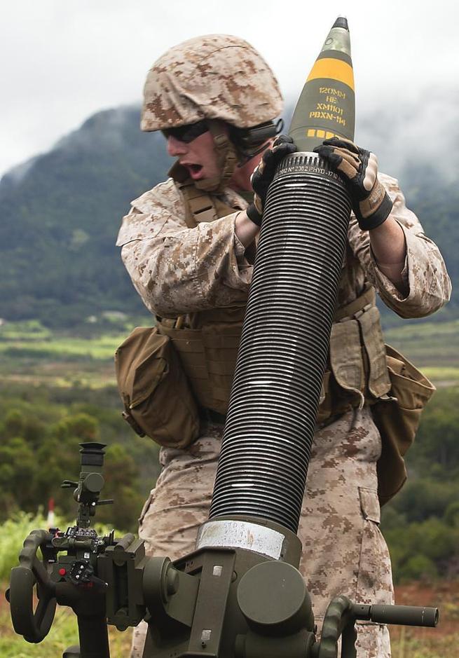2013年6月25日,美国海军陆战队m327型牵引式重型120毫米迫击炮部队在