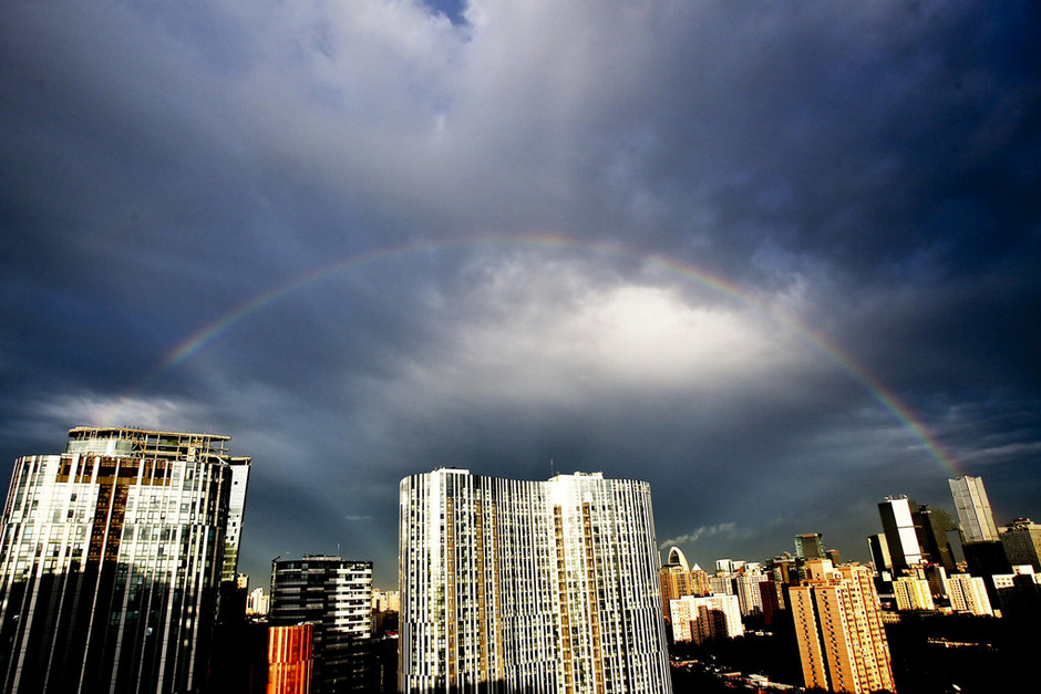 北京:雨后转晴天空现彩虹