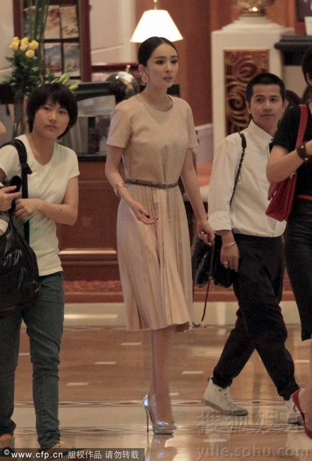 杨幂踩恨天高多人护驾 似鞋不合脚侧身上车51