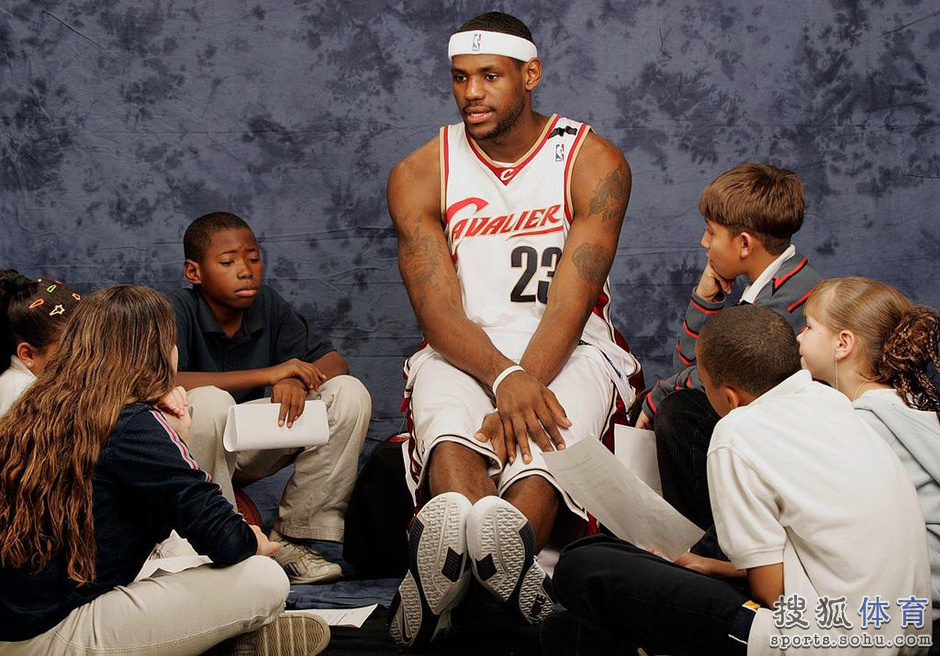 詹姆斯珍贵照:草裙飞机头扮猫王 幼年皇帝太萌