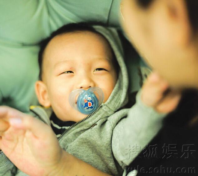搜狐娱乐讯 8月25日,何洁晒出一组儿子的萌照,她并配文感叹希望儿子不要出意外,她写道每天都幻想着这个小家伙会在我不小心的情况下出意外,老赫更是看各种孩子出意外的新闻,以便警惕自己,我们害怕会有失误,但一面又告诉自己他一定会被保佑健康成长,是不是每个父母都像我们一样神经兮兮? 照片中,何洁的儿子七宝嘴中含着一个奶嘴表情呆萌的和母亲互动,画面十分温馨。 网友们纷纷评论这小家伙儿一定会健康成长哒可爱,希望七宝健康成长。