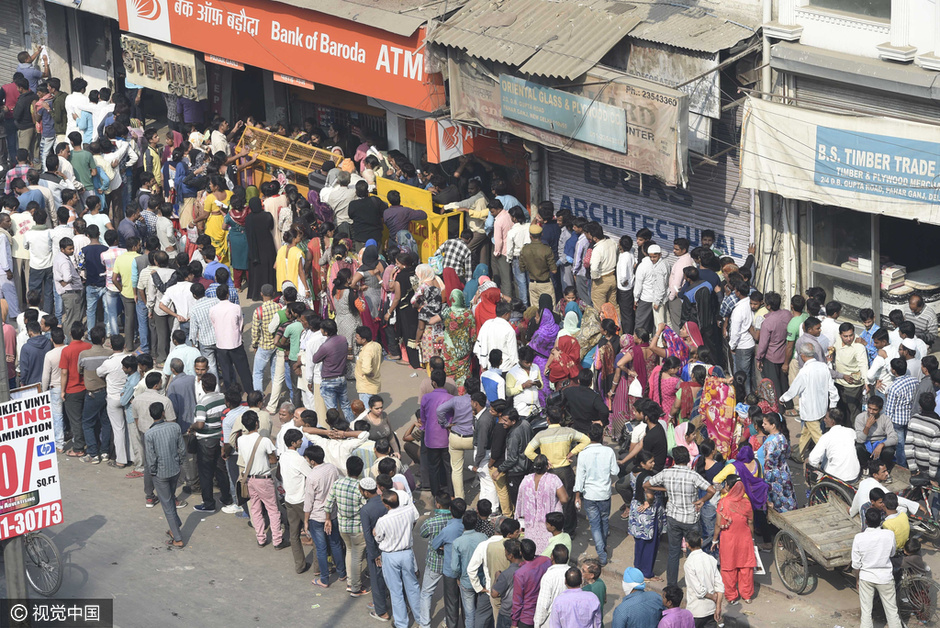 印度银行在换钞民众手上涂墨水 防止多次兑换