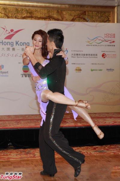 港姐冠军张名雅与男伴贴身热舞秀美腿663464