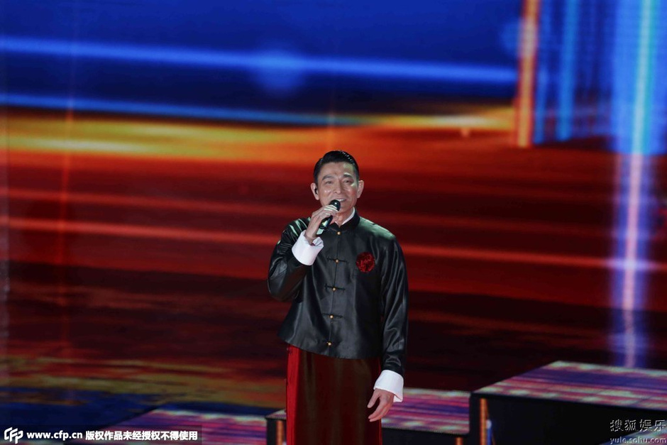 央视春晚:刘德华穿唐装献唱歌曲《回家的路》