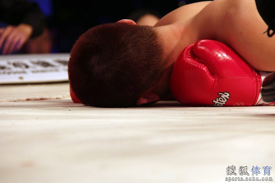 高清图:乌克兰选手擂台强势 飞腿TKO中国小将