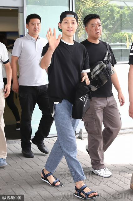 重点在脸!宋仲基香港穿老式凉鞋帅气依旧-娱乐