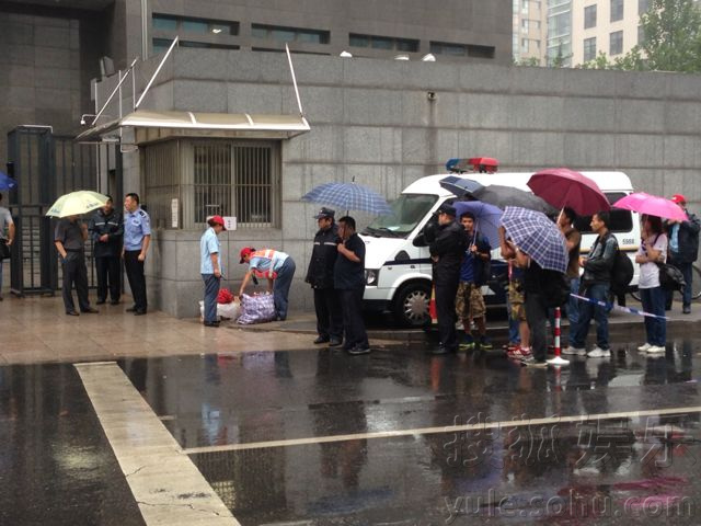 <em>李天一案件</em>今日将开庭 安保人员严阵以待-娱乐