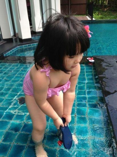 知名女 主播李湘微博 自晒女儿王诗龄比基尼照片