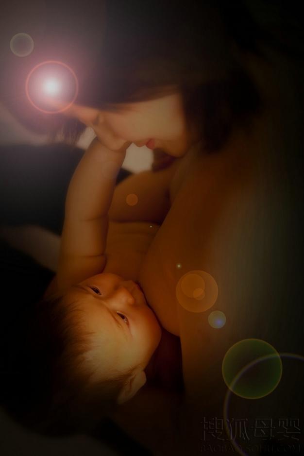 哺乳妈妈艺术照 母爱极致体现