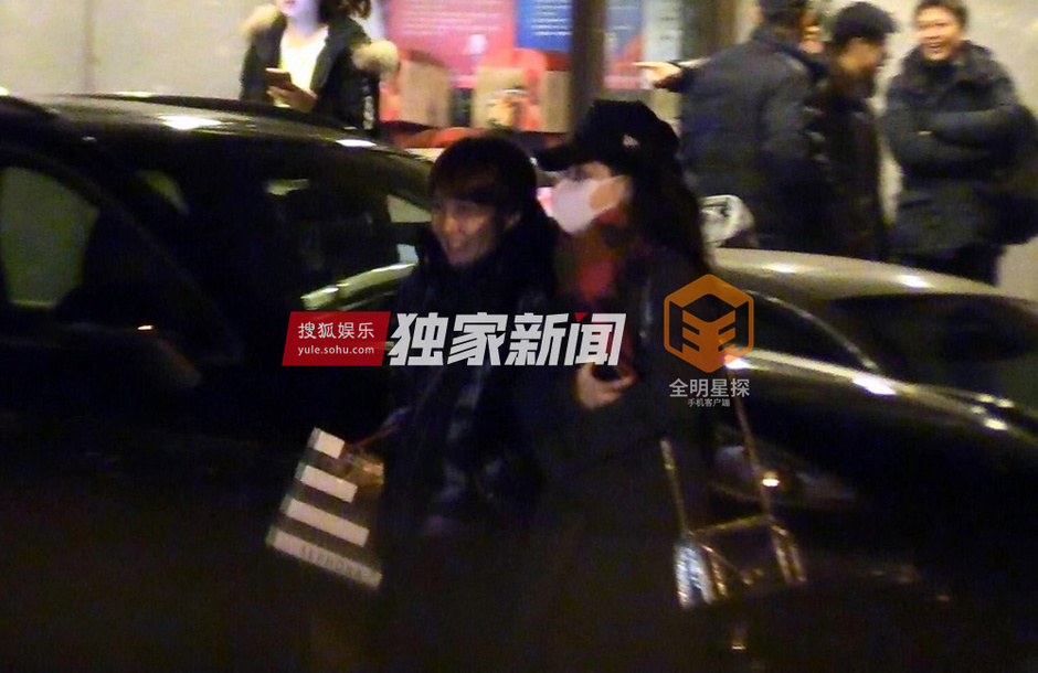 独家:一路无话似冰山 姚笛携助理深夜聚餐