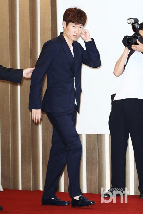 朴智星召开记者会 公开承认与金敏智恋情5139