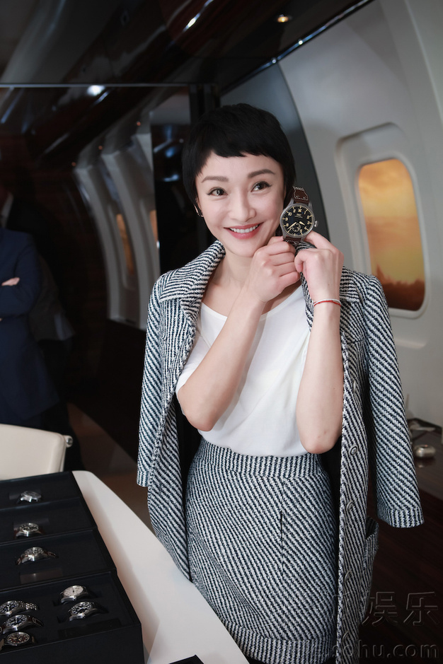  周迅帅气现身瑞士  十分优雅从容尽显女神范引