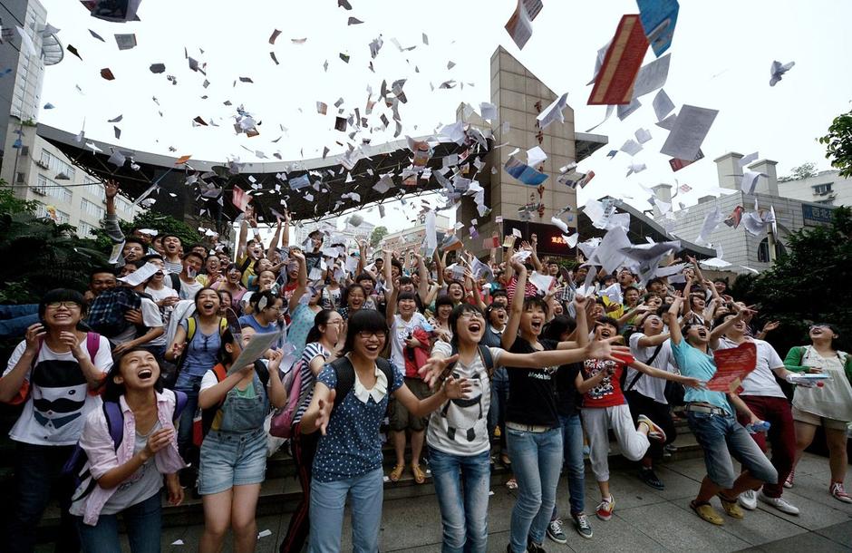 全国部分地区高考落幕 鲜花香槟聚餐庆凯旋-