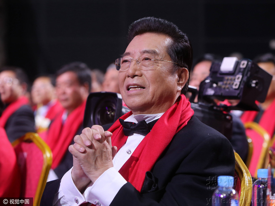 陕西卫视鸡年春晚:李双江红围巾献歌神采奕奕