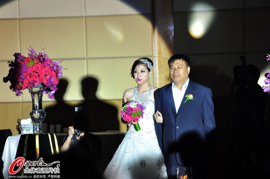 于洋大婚与爱妻现场拥吻 俱乐部高层亲临