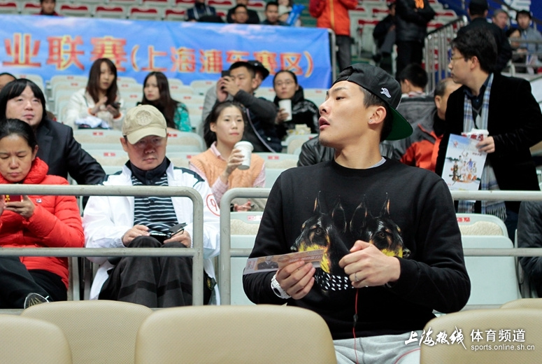 高清:王大雷观战上海大鲨鱼 自称球迷期待杜比