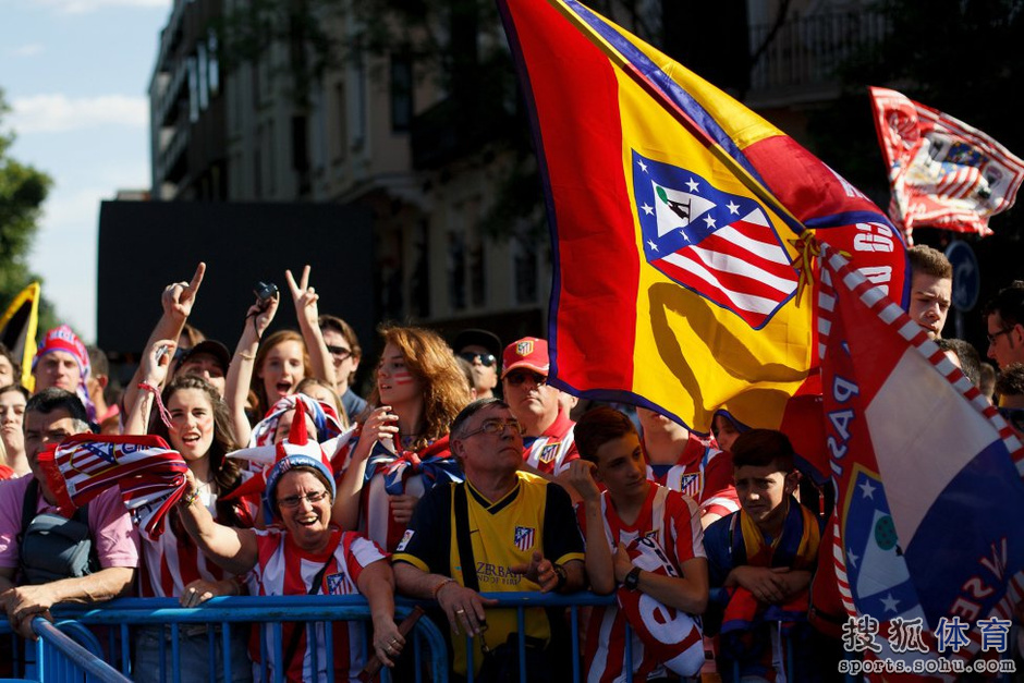 高清:红白浪潮!游行狂欢! 此刻马德里只有马竞