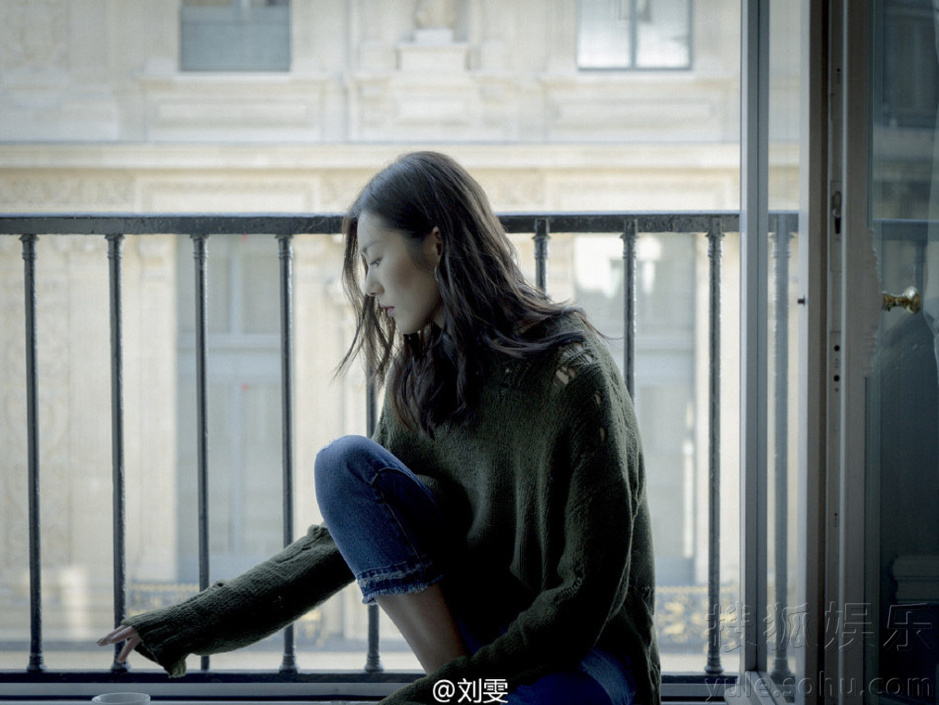 刘雯阳台放空侧颜动人 静静的她就很美好